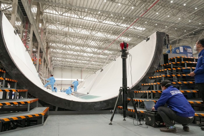 Engineers make MySE292 large blades on the beach at Dongfang Mingyang New Energy High-end Equipment Industry Base